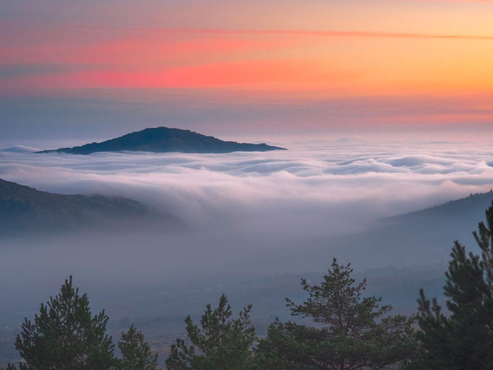 Vista de la cumbre de La Maliciosa sobre nubes