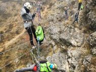 Personas escalando una Vía Ferrata