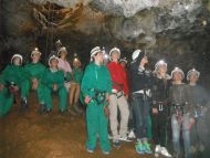 Personas haciendo espeleología