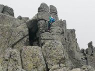 Personas haciendo escalada