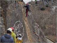 Personas escalando una Vía Ferrata