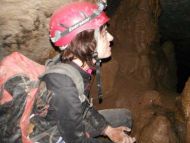 Personas haciendo descenso de espeleología
